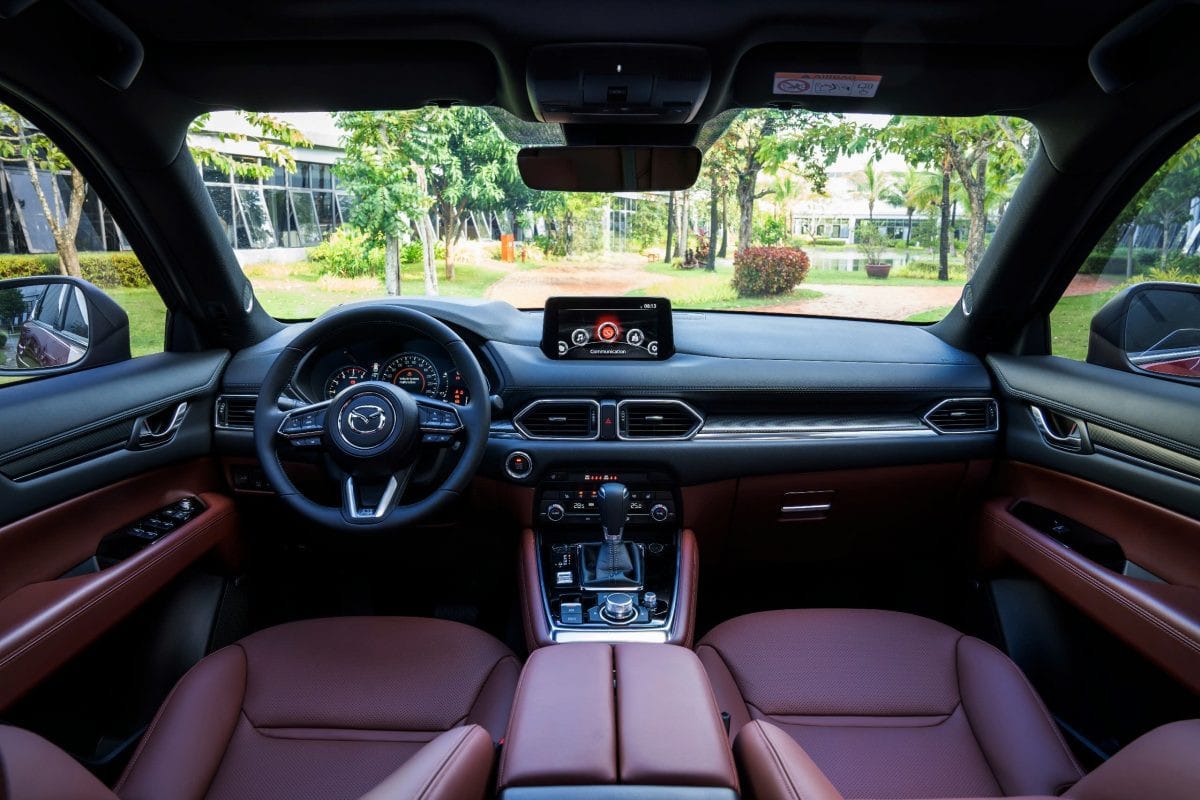 Vô lăng và bảng điều khiển trung tâm **Mazda CX-8**