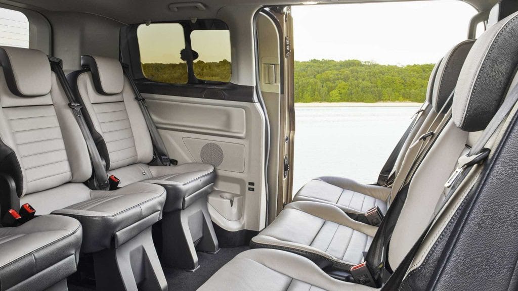 Vô lăng và màn hình giải trí xe Ford 9 chỗ Tourneo