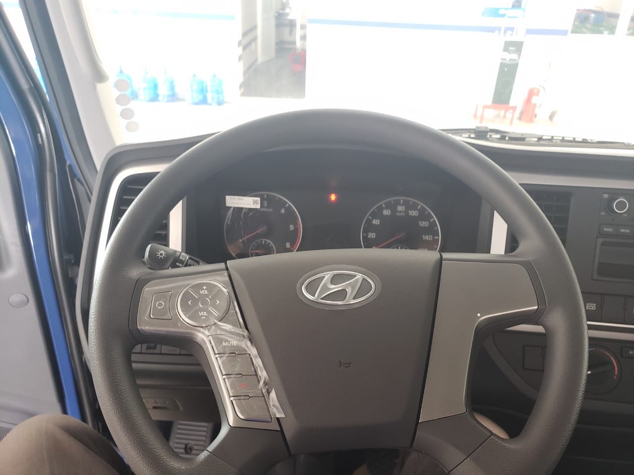 vô lăng xe tải hyundai 8 tấn tích hợp điều khiển