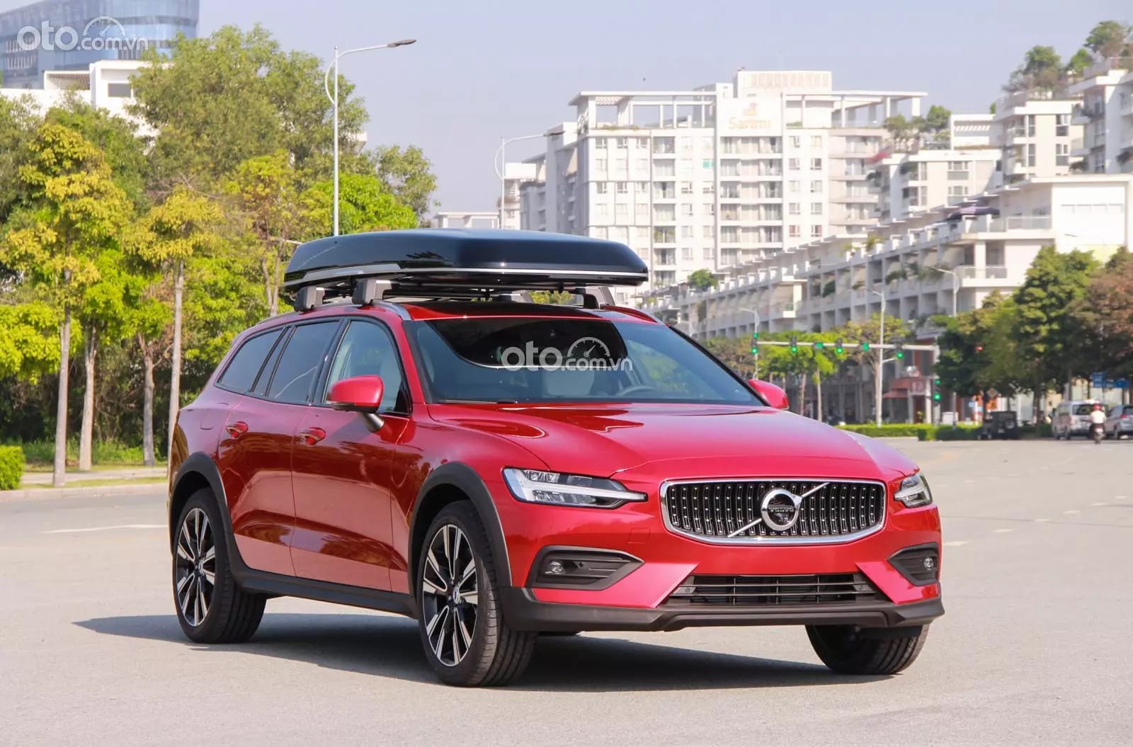 Volvo V60 Cross Country màu bạc đỗ trên con đường đất, thể hiện khả năng vượt địa hình nhẹ