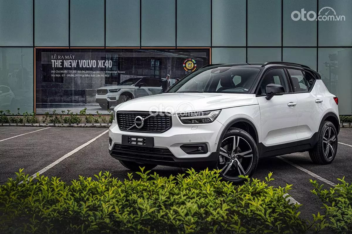 Volvo XC40 màu trắng đang di chuyển trên đường thành phố với đèn pha LED sáng rực