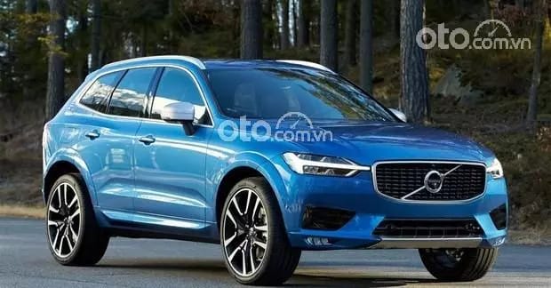 Volvo XC60 màu bạc với lưới tản nhiệt đặc trưng và đèn pha Thor's Hammer