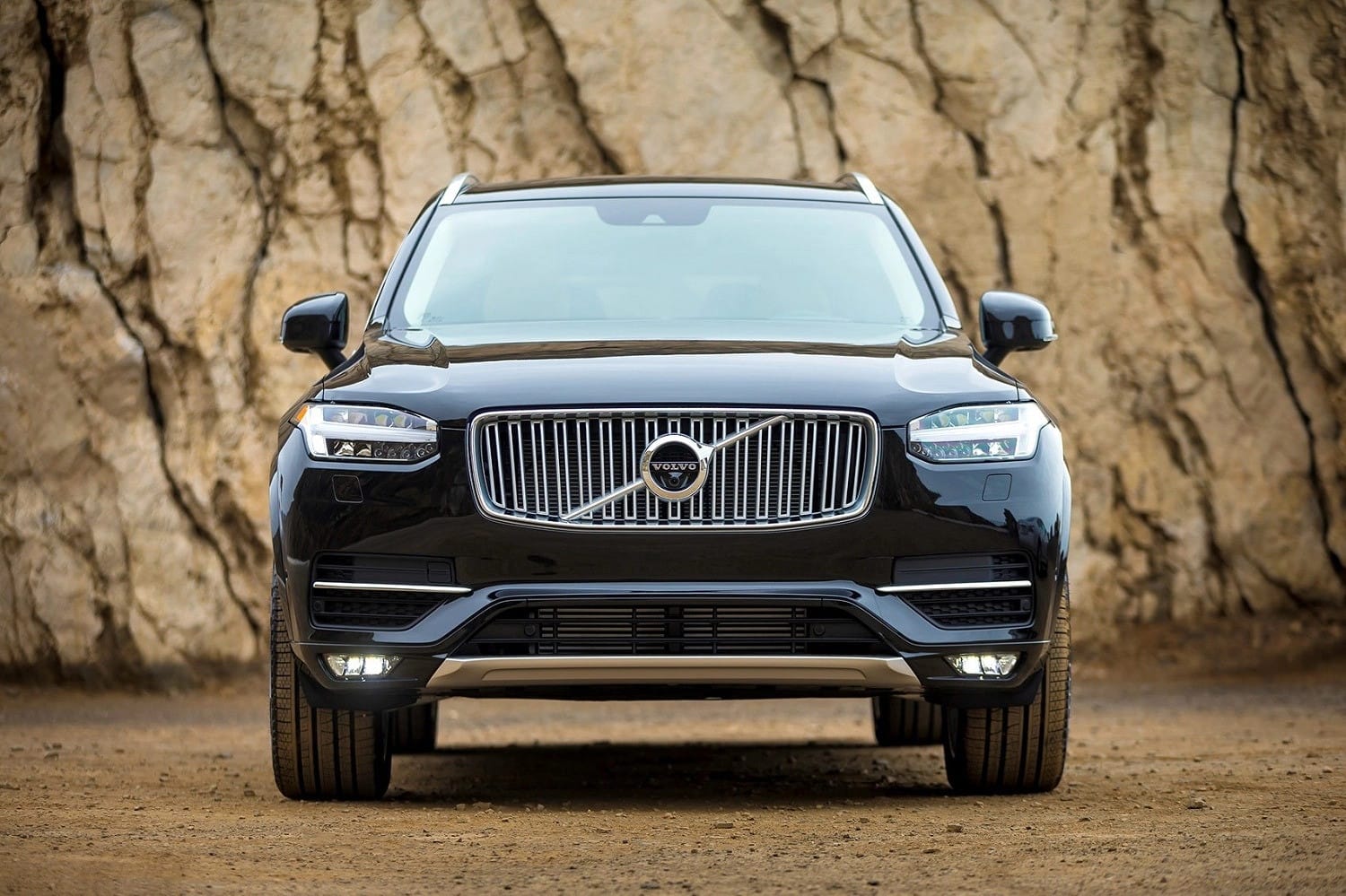Volvo XC60 màu xanh đậm, thiết kế thanh lịch và an toàn, đậu trước một tòa nhà hiện đại