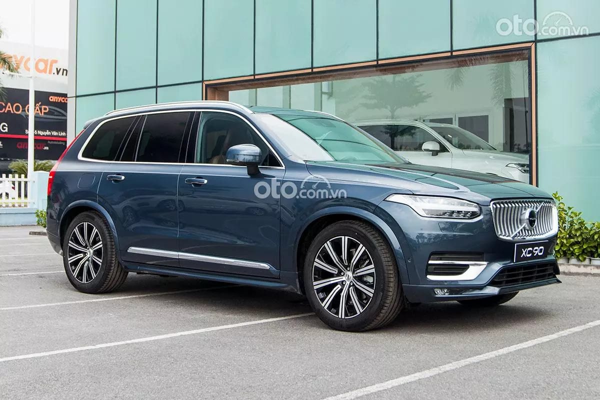 Volvo XC90 màu trắng sang trọng đang đỗ trên một con phố lớn