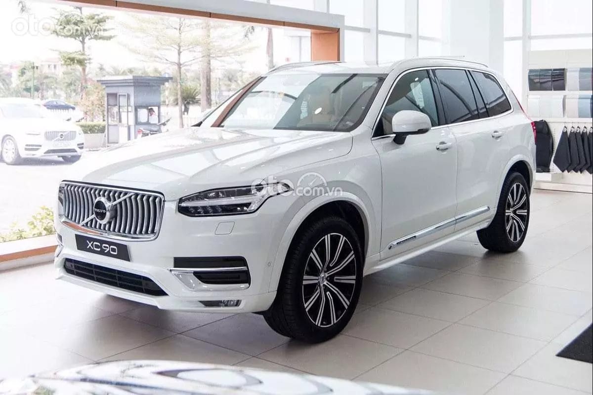 Volvo XC90 nổi bật với thiết kế hiện đại và sang trọng, là dòng SUV cao cấp của hãng xe ô tô Volvo