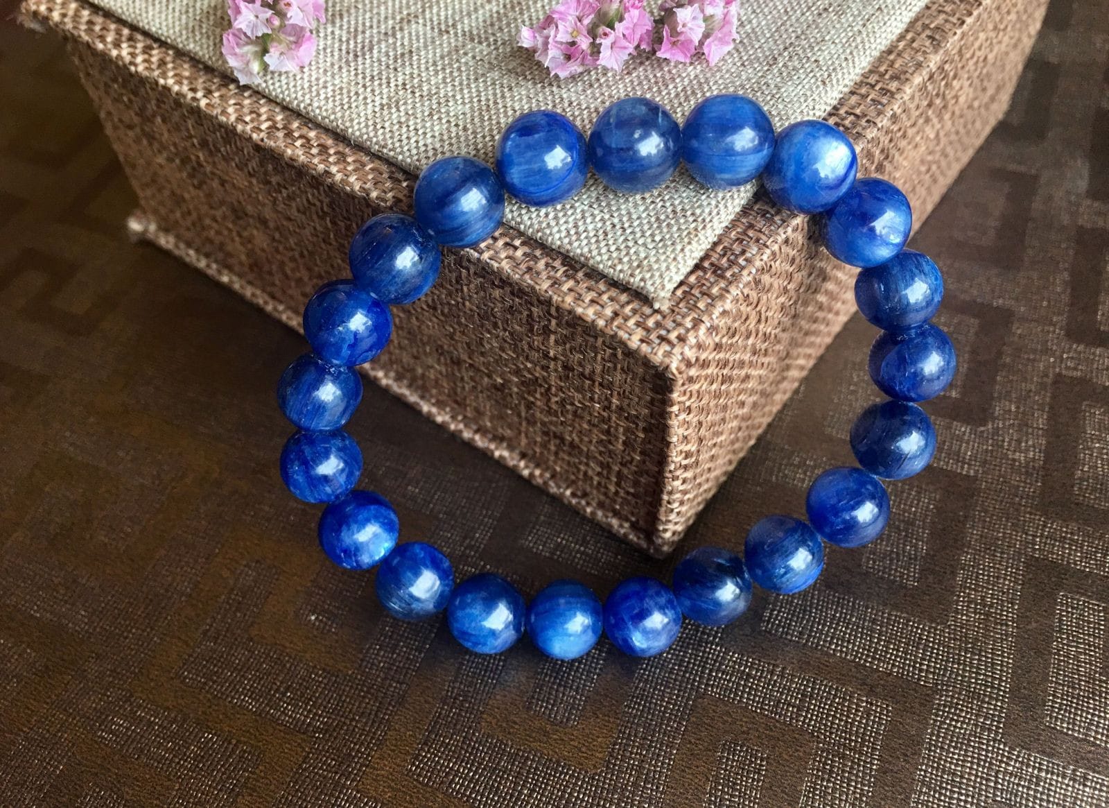 Vòng tay đá màu xanh nước biển và đen, mang lại may mắn và sự tập trung cho nam giới tuổi Nhâm Tuất