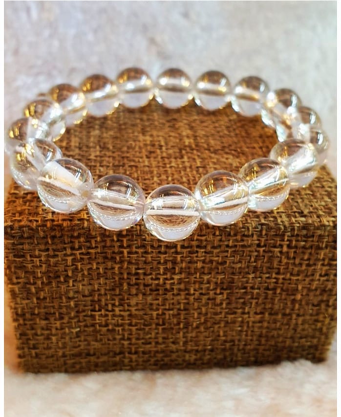 Vòng tay làm từ đá Topaz trắng, kích thước hạt 12mm, phù hợp với nữ tuổi Quý Hợi