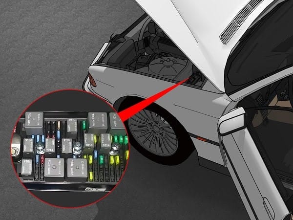 Xác định vị trí hộp cầu chì trên xe tải van trước khi kiểm tra
