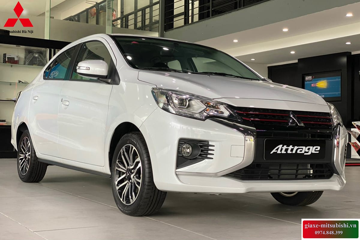 Xe Attrage màu trắng nổi bật dưới ánh nắng
