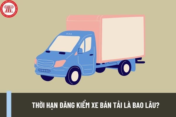 Xe bán tải đang chờ đăng kiểm tại trung tâm