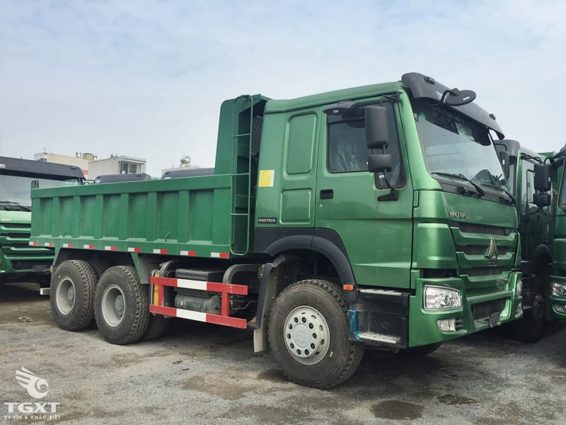 Xe ben Howo vận chuyển cát tại công trường