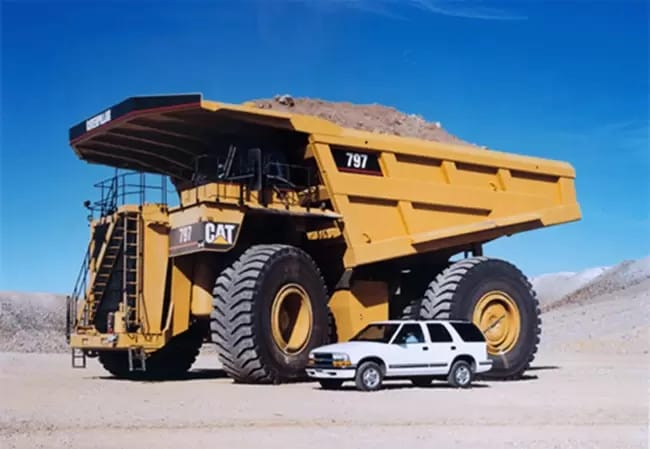 Xe ben siêu tải Caterpillar 797 vận chuyển vật liệu tại công trường khai thác