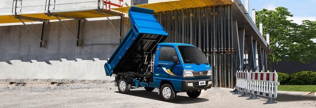 Xe ben Thaco Towner 800 màu xanh lá với thùng ben đang nâng