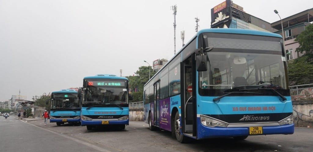 xe bus 05 hà nội đang phục vụ hành khách trên tuyến