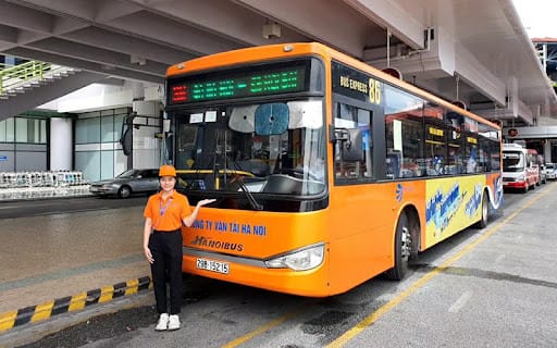 Xe bus 86 lộ trình từ Hà Nội đi sân bay Nội Bài với màu cam đặc trưng.