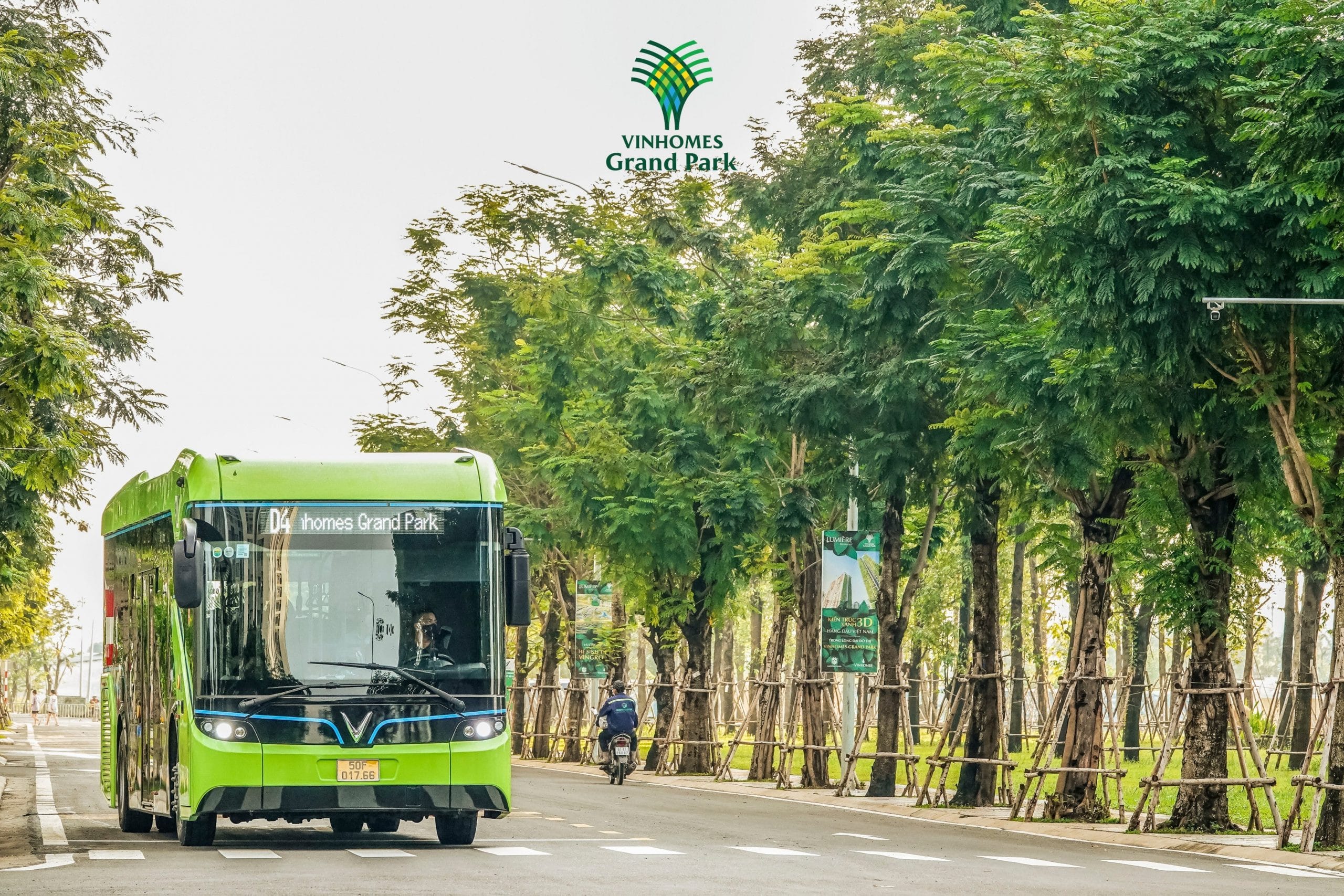 Xe bus điện VinFast màu xanh trên đường phố TPHCM