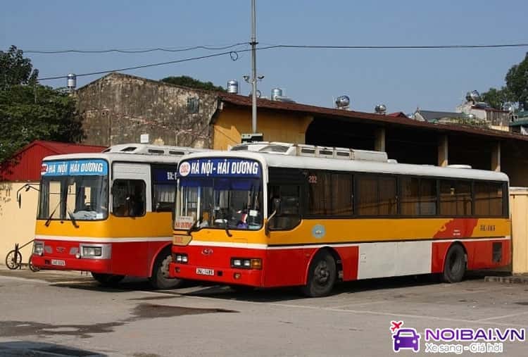 Xe buýt 202 tuyến Hải Dương Hà Nội đang đón khách, minh họa cho lựa chọn di chuyển công cộng hiệu quả.