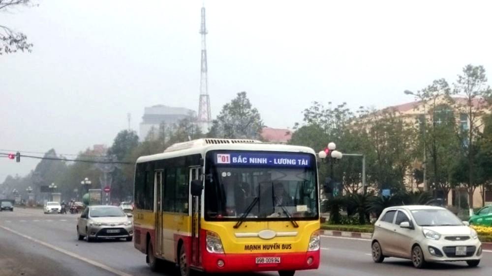 Xe buýt công cộng đang di chuyển trên đường phố Bắc Ninh, là phương tiện tiện lợi để đến bến xe.