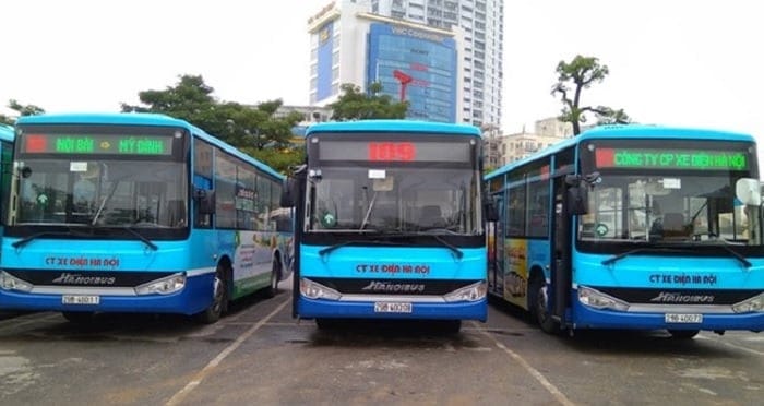 Xe buýt công cộng di chuyển từ sân bay Nội Bài về Hà Nội