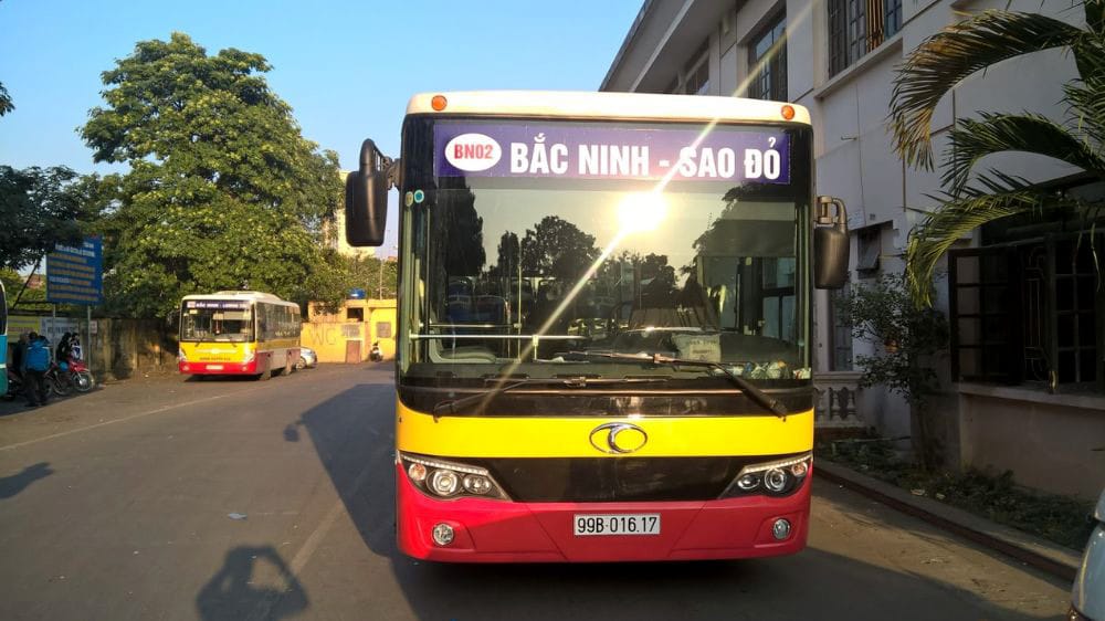 Xe buýt đậu tại điểm trung chuyển bến xe Bắc Ninh, phục vụ các tuyến nội tỉnh.
