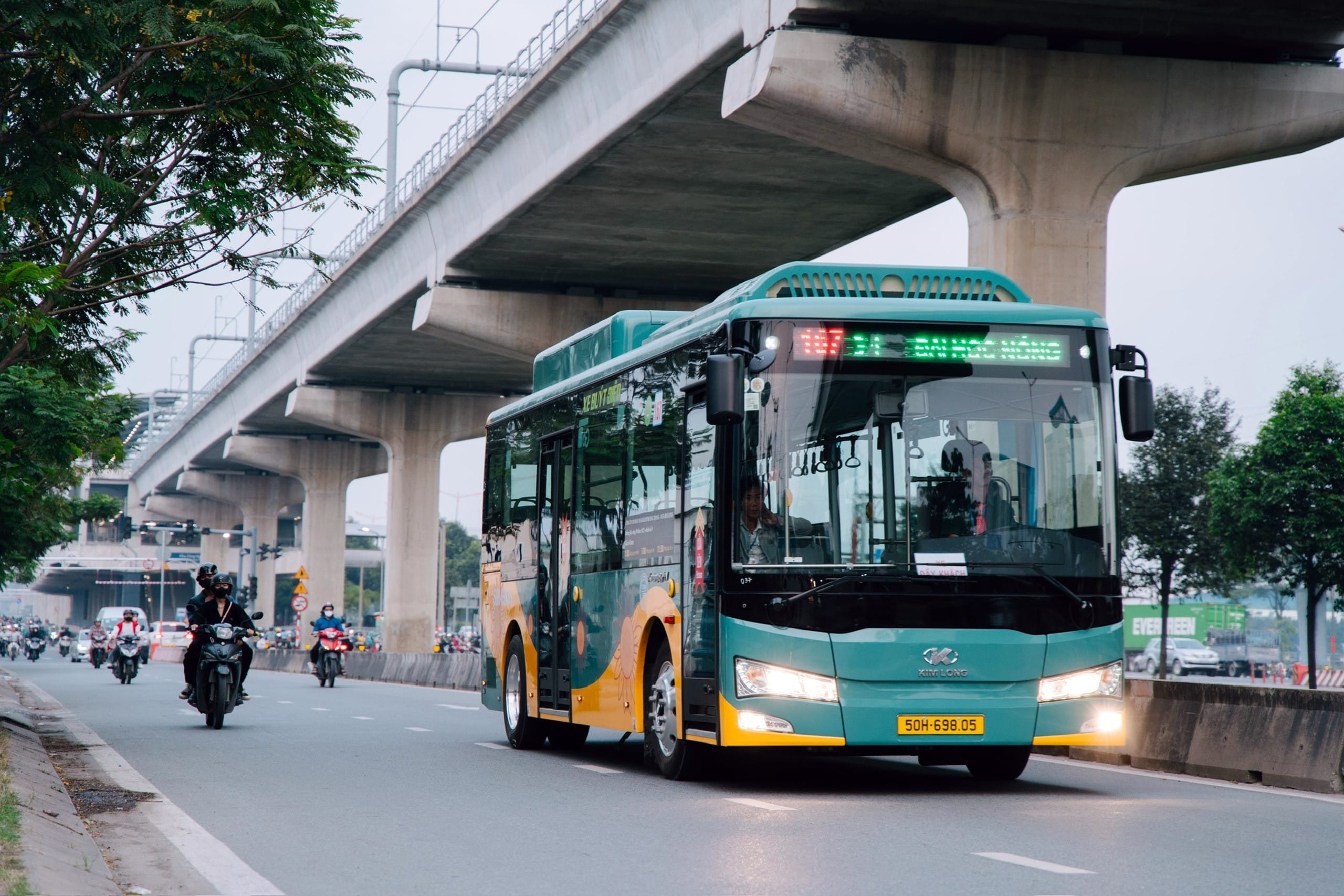 Xe buýt điện hiện đại tại TP.HCM, đại diện cho phương tiện giao thông công cộng xanh trong chiến lược chuyển đổi.