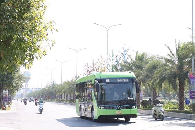 Xe buýt điện VinBus E05 phục vụ hành khách tại Hà Nội, tuyến Long Biên Smart City