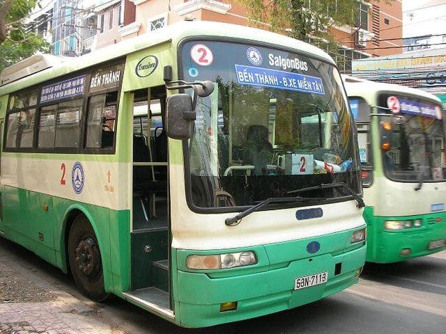 Xe buýt là phương tiện công cộng đến Bến xe Miền Tây