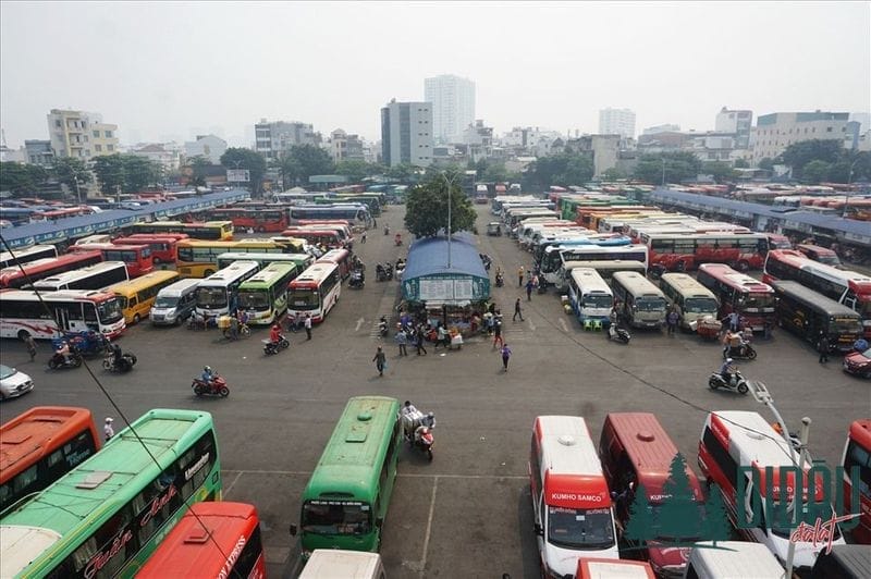 Xe buýt tại Bến xe Lam Hồng