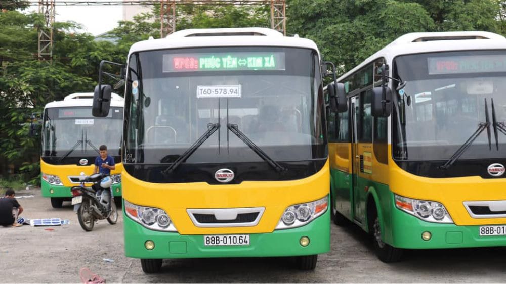 Xe buýt VP09 màu xanh đang dừng tại trạm, phục vụ các tuyến nội tỉnh quanh khu vực bến xe Phúc Yên
