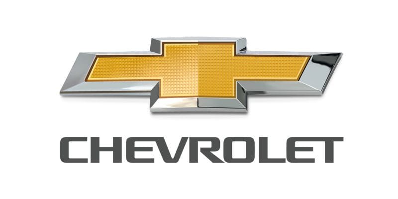 Xe Chevrolet Colorado màu trắng đỗ trên đường