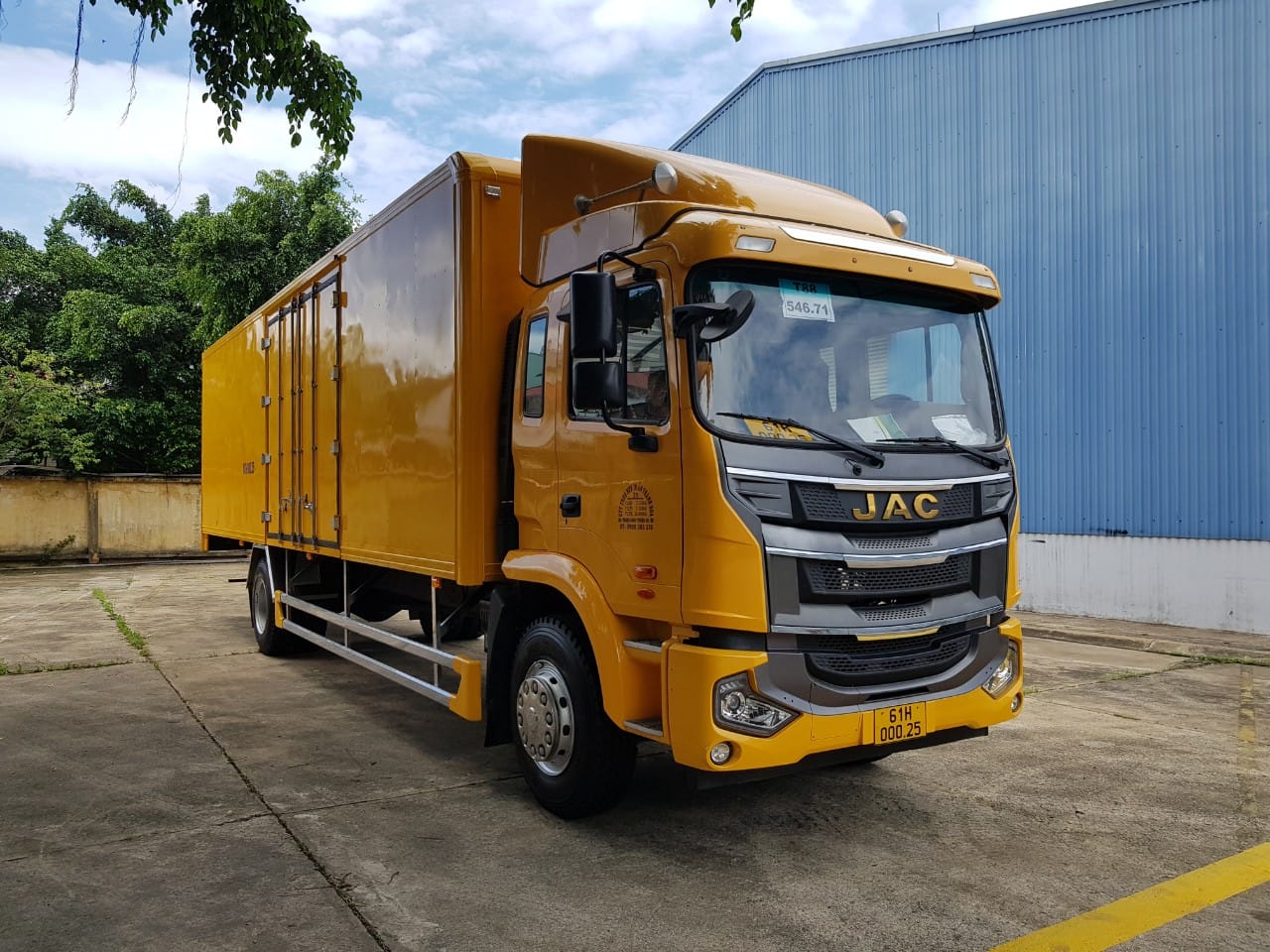 Xe chờ cấp lại tem dán kính xe tải