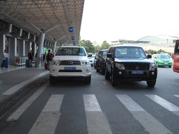 Xe công vụ với bảng số các tỉnh màu xanh, thể hiện quyền ưu tiên trên đường