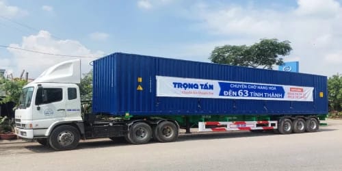Xe container đang di chuyển trên quốc lộ, minh họa vị trí tuyển lái xe container cho các tuyến vận tải bắc nam.