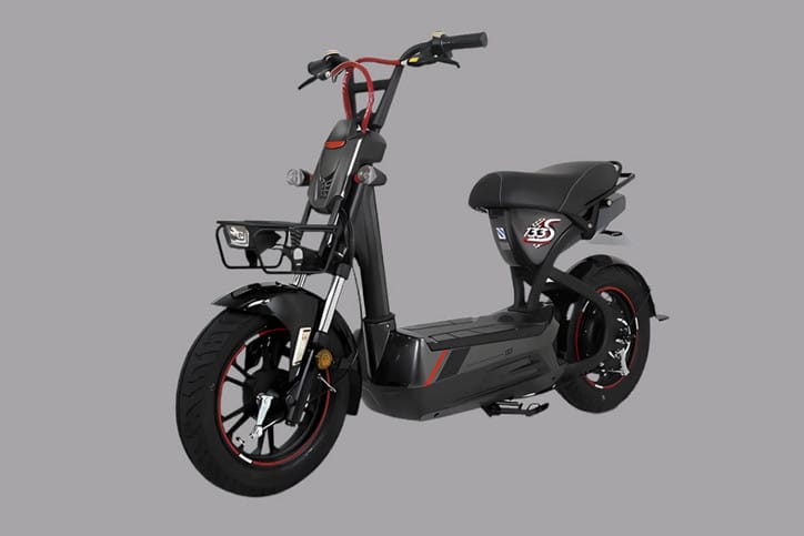 Xe đạp điện Giant Momentum 133S màu đen với thiết kế mạnh mẽ, thể hiện khả năng di chuyển quãng đường xa, nằm trong phân khúc giá xe đạp điện mới nhất tầm trung.