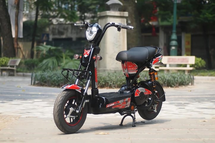 Xe đạp điện M133 Mini màu đỏ-đen với kiểu dáng phổ biến, minh họa sự tiện lợi và các tiện ích tích hợp, phản ánh giá xe đạp điện mới nhất hấp dẫn.