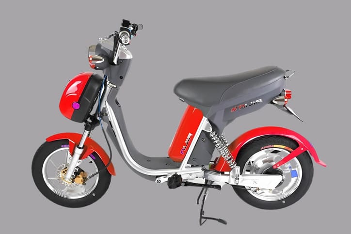 Xe đạp điện Nijia Espero màu đỏ đen với thiết kế năng động, sẵn sàng chinh phục mọi nẻo đường, là một trong những mẫu xe điện có giá xe đạp điện mới nhất hấp dẫn.