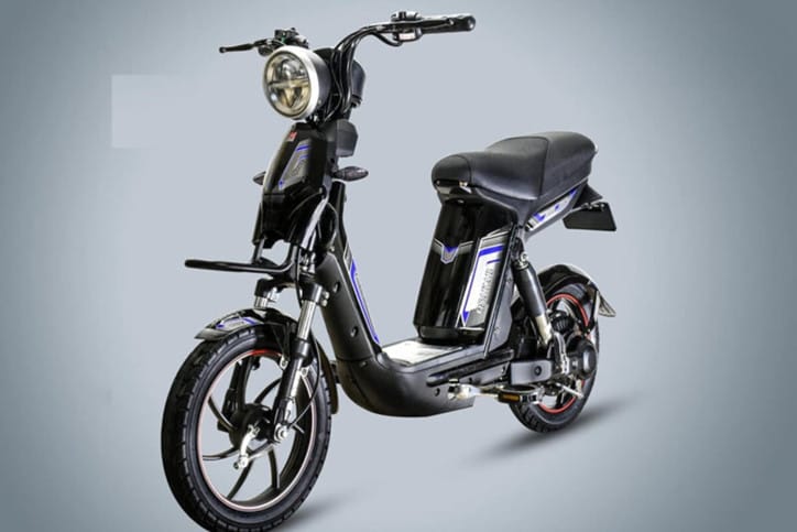 Xe đạp điện Osakar Sport màu trắng-xanh với thiết kế thể thao, năng động, đại diện cho phân khúc giá xe đạp điện mới nhất cao cấp hơn với nhiều tính năng.