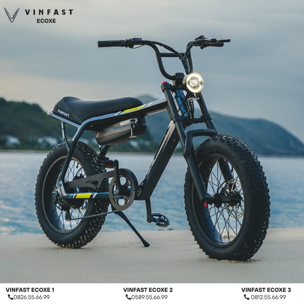 Xe đạp điện VinFast Dragonfly màu cam đang sạc pin trong không gian hiện đại