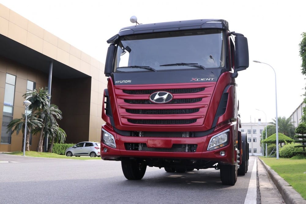 Xe đầu kéo Hyundai Xcient GT đang đỗ tại bãi xe