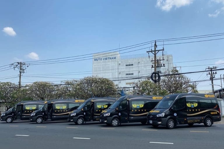 Xe Dcar Limousine 15 chỗ hạng thương gia được Laha Limousine sử dụng cho tuyến xe về Bình Thuận
