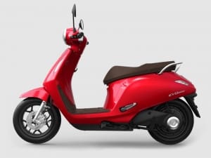 Xe điện VinFast Evo 200 với thiết kế hiện đại, màu xanh dương nổi bật, đang đỗ trên đường