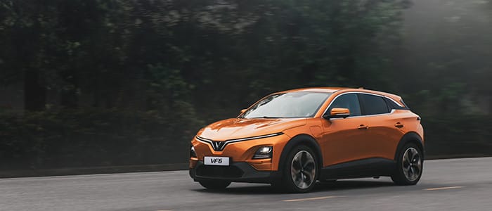 Xe điện VinFast VF6 màu trắng đang đỗ trên đường