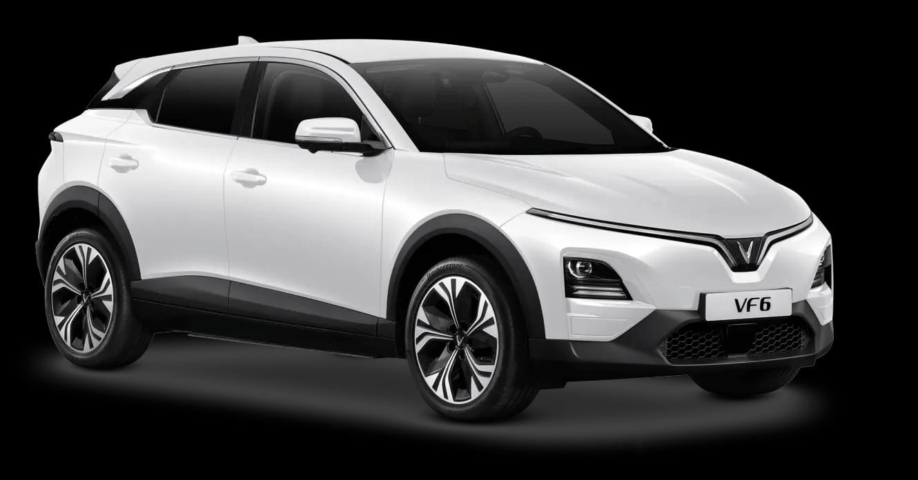 Xe điện VinFast VF6 màu trắng sang trọng trên đường phố