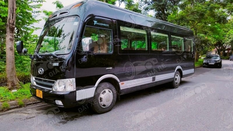 Xe du lịch 24 chỗ hiện đại với nội thất tiện nghi