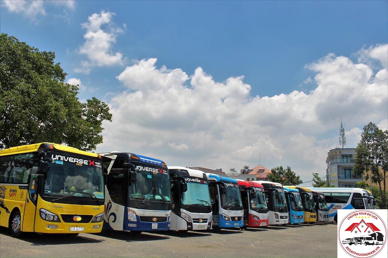 Xe du lịch 29 chỗ đang di chuyển trên đường