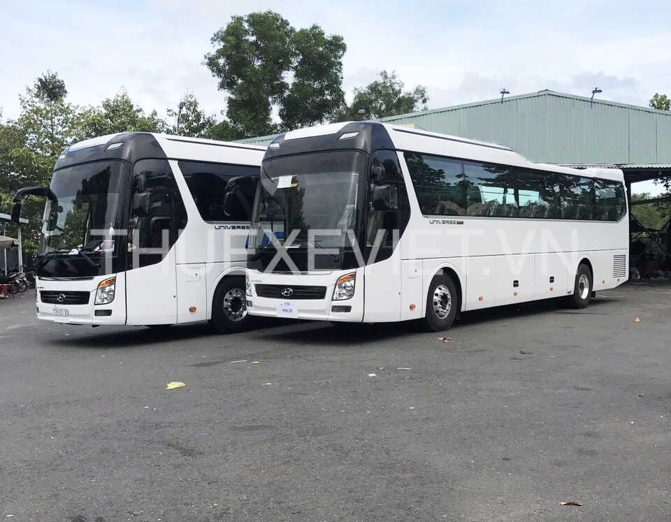 Xe du lịch 45 chỗ đang di chuyển trên đường