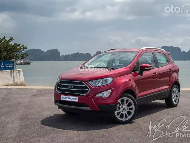 Xe Ford EcoSport màu xanh lam đỗ trên đường phố, làm nổi bật thiết kế nhỏ gọn và năng động của mẫu SUV 5 chỗ.