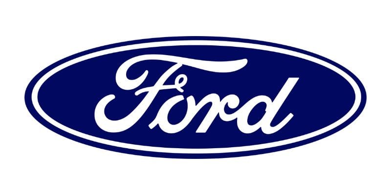 Xe Ford Ranger màu cam đỗ trên con đường đất
