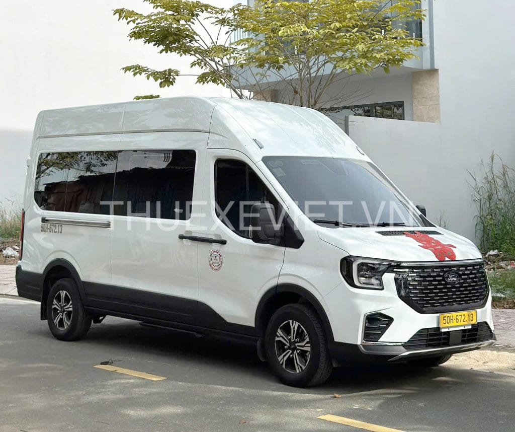 Xe Ford Transit màu trắng đang di chuyển