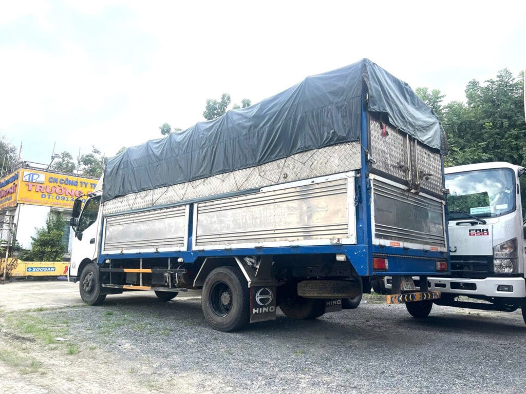 Xe Hino 3.5 tấn cũ thùng mui bạt đời 2021 nội thất